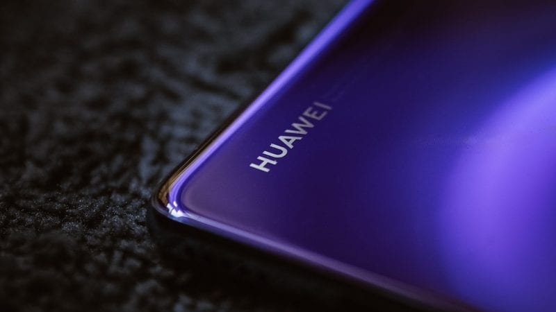 Een close-up van een 5G Huawei-telefoon.